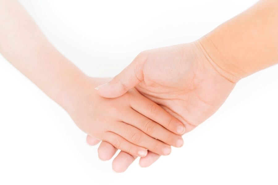 子どもへの愛情をもっている不登校の母が子供と手をつなぐイメージ