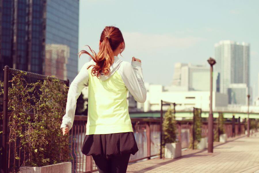 自分を信じてダイエットのために走っている女性のイメージ