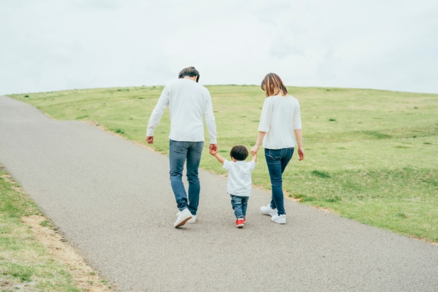子どものペースで歩く家族のイメージ