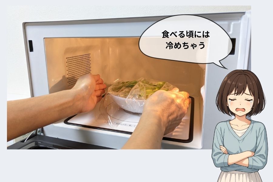 電子レンジで温め直しをするイメージ写真と、食事が冷めて悲しむ不登校ママのイメージ