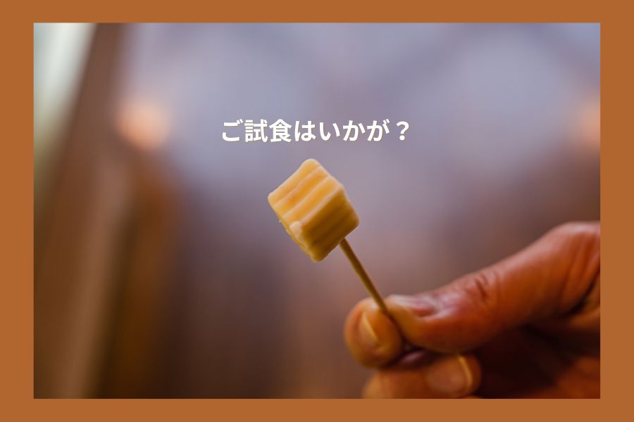 不登校の子どもに母親が「試食はいかが？」とやさしく試食を差し出しているイメージ画像。
　安心できる雰囲気の中で、子どもが少しずつ食事に向きあえる一歩の提案を表している。