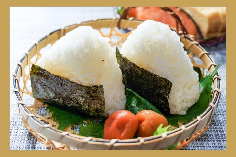 身体に良い塩を使って握った塩おにぎりのイメージ写真。