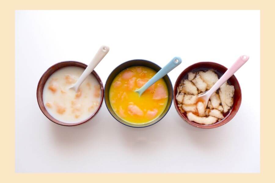 野菜が入ったポタージュスープのイメージ写真。